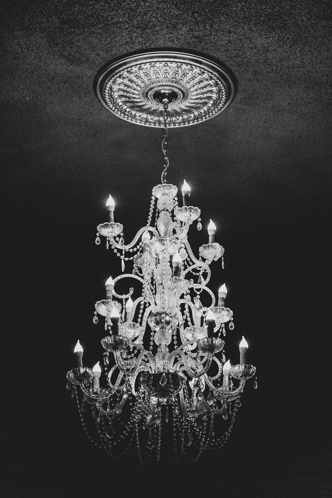 The Art of Selecting Ceiling Chandelier Lights That Transform Your Living Room