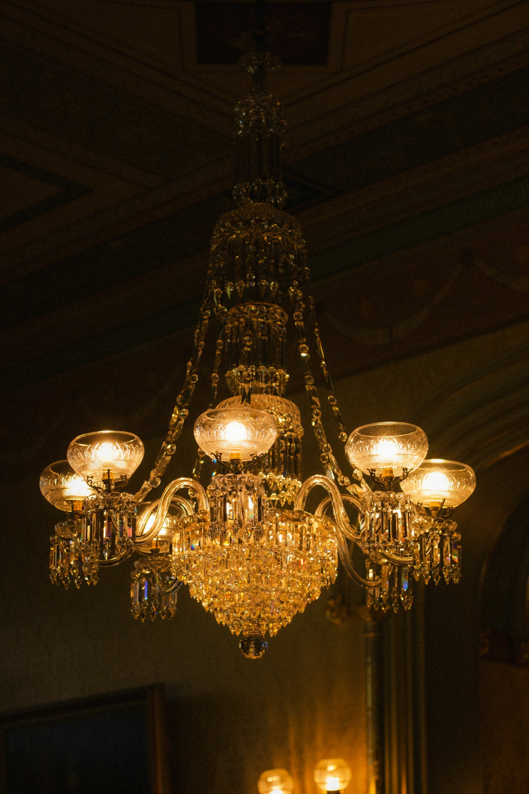 The Timeless Charm of Chandelier Lights in Modern Living Rooms